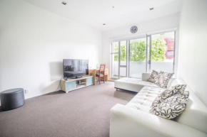 Modern 2 Bedroom Apartment in Auckland CBD with Parking